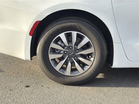 Used 2024 Chrysler Pacifica Select image 42