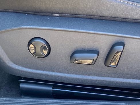 Certified 2025 Volkswagen Jetta SE FWD image 12