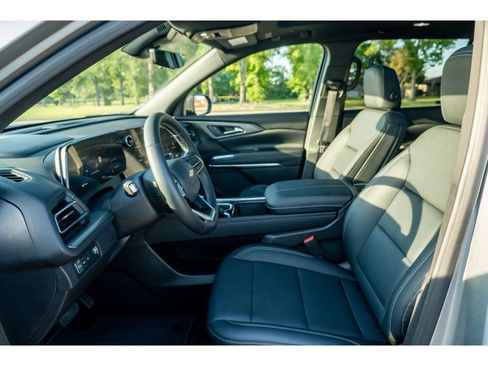 Used 2026 Chevrolet Traverse LT w/ Sun and Wheel Package FWD image 12