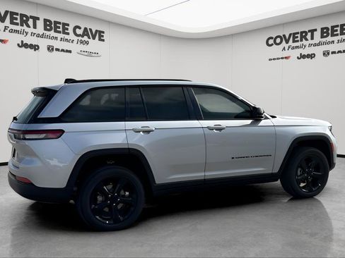 New 2025 Jeep Grand Cherokee Altitude image 9