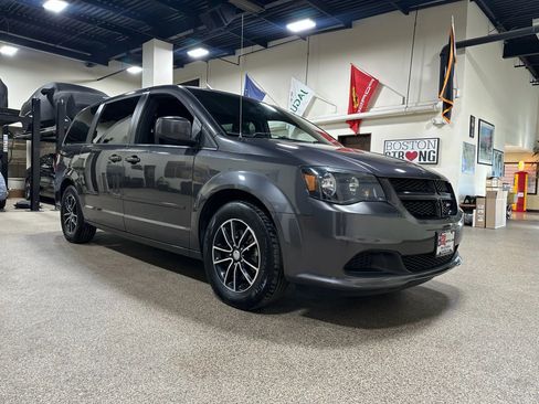 Used 2017 Dodge Grand Caravan SE image 6