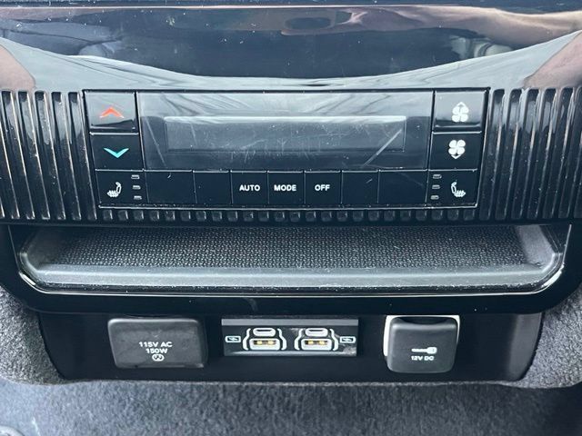 Used 2024 Jeep Wagoneer L Series II w/ Flexible Seating Group RWD image 34