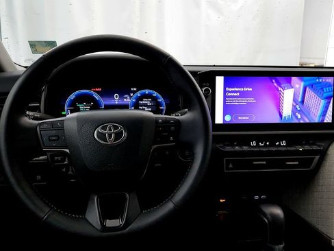 Used 2025 Toyota Camry XLE AWD/4WD image 24