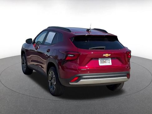 Used 2025 Chevrolet Trax LT w/ LT Convenience Package image 8