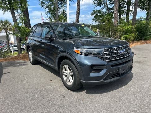 Used 2023 Ford Explorer XLT image 3