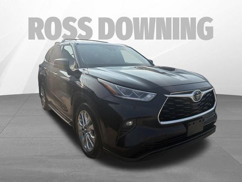 Used 2021 Toyota Highlander Limited FWD image 3