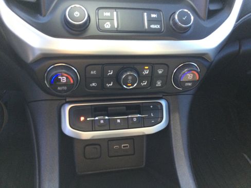 Used 2023 GMC Acadia SLE w/ Driver Convenience Package image 12