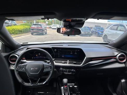 Used 2025 Chevrolet Trax RS FWD image 22