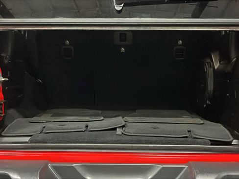 Used 2018 Jeep Wrangler Unlimited Sahara AWD/4WD image 30