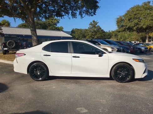 Used 2020 Toyota Camry SE image 3