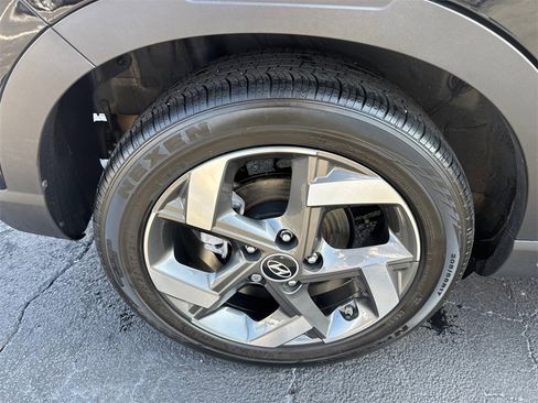 Used 2024 Hyundai Venue SEL image 18