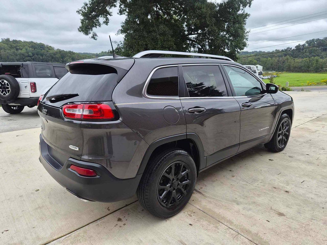 Used 2016 Jeep Cherokee Latitude w/ Comfort/Convenience Group AWD/4WD image 4