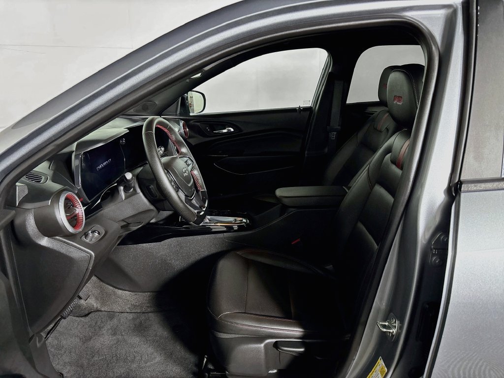 Used 2024 Chevrolet Trax RS w/ Sunroof Package FWD image 11