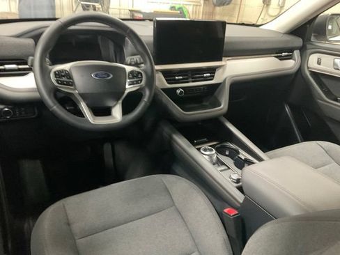Used 2025 Ford Explorer Active AWD/4WD image 9