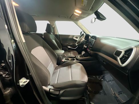 Used 2023 Kia Soul LX w/ LX Technology Package FWD image 19