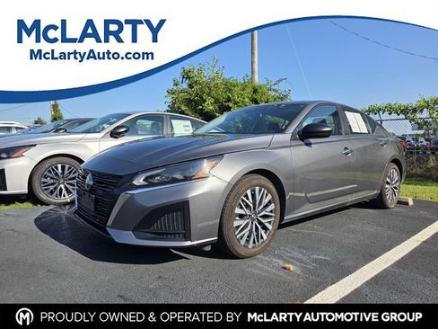 Used 2025 Nissan Altima 2.5 SV FWD image 1