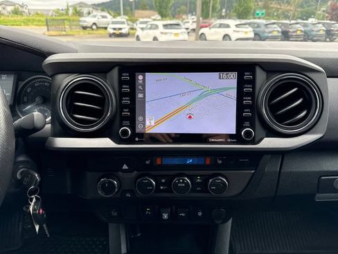 Used 2021 Toyota Tacoma TRD Off-Road w/ TRD Premium Off Road Package AWD/4WD image 25