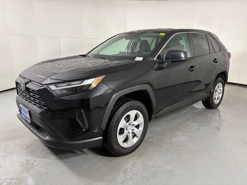 Used 2025 Toyota RAV4 LE FWD image 4