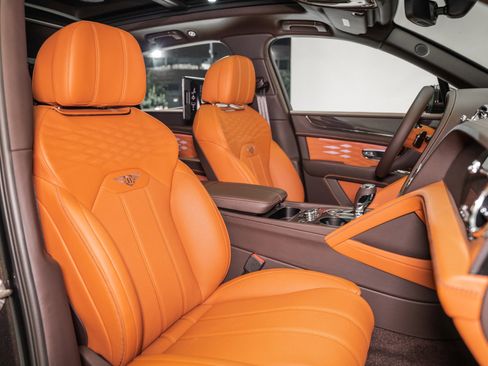 Used 2025 Bentley Bentayga image 29
