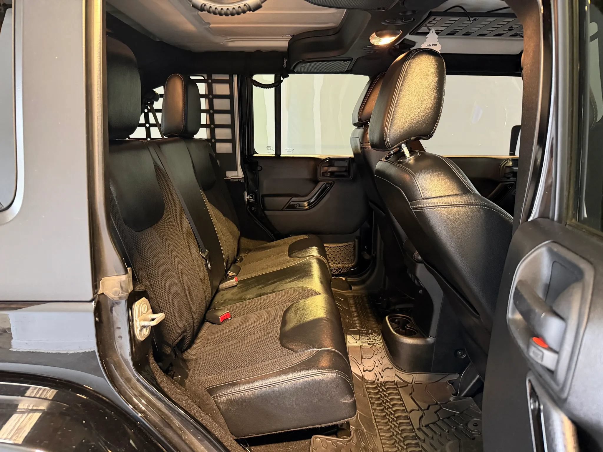 Used 2017 Jeep Wrangler Unlimited Sahara AWD/4WD image 31
