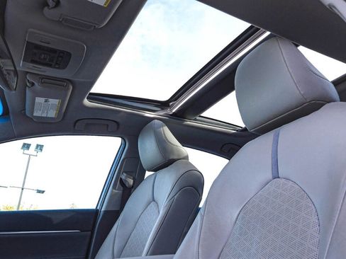 Used 2018 Toyota Camry XLE image 18