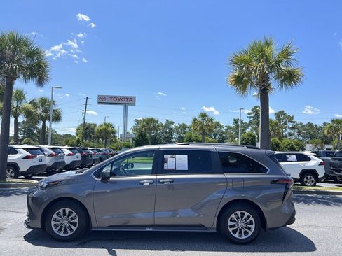 Used 2024 Toyota Sienna XLE FWD image 7