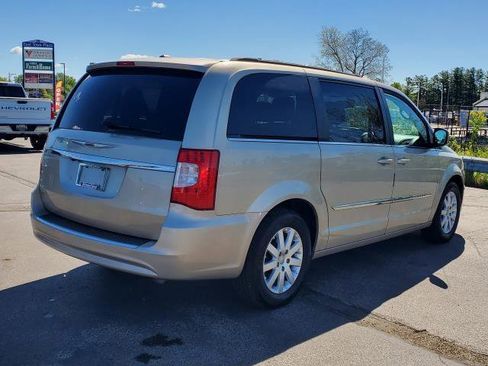 Used 2014 Chrysler Town & Country Touring FWD image 3