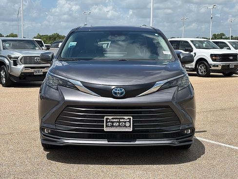 Used 2025 Toyota Sienna XLE FWD image 3