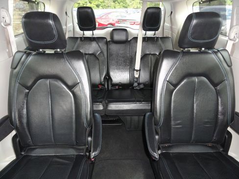 Used 2021 Chrysler Pacifica Touring-L image 13