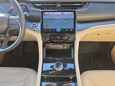 Used 2023 Jeep Grand Cherokee Limited image 11