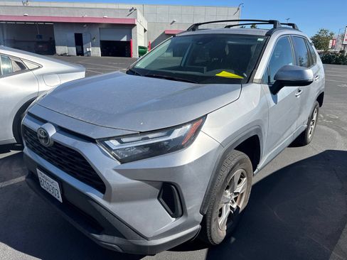 Used 2022 Toyota RAV4 XLE AWD/4WD image 3