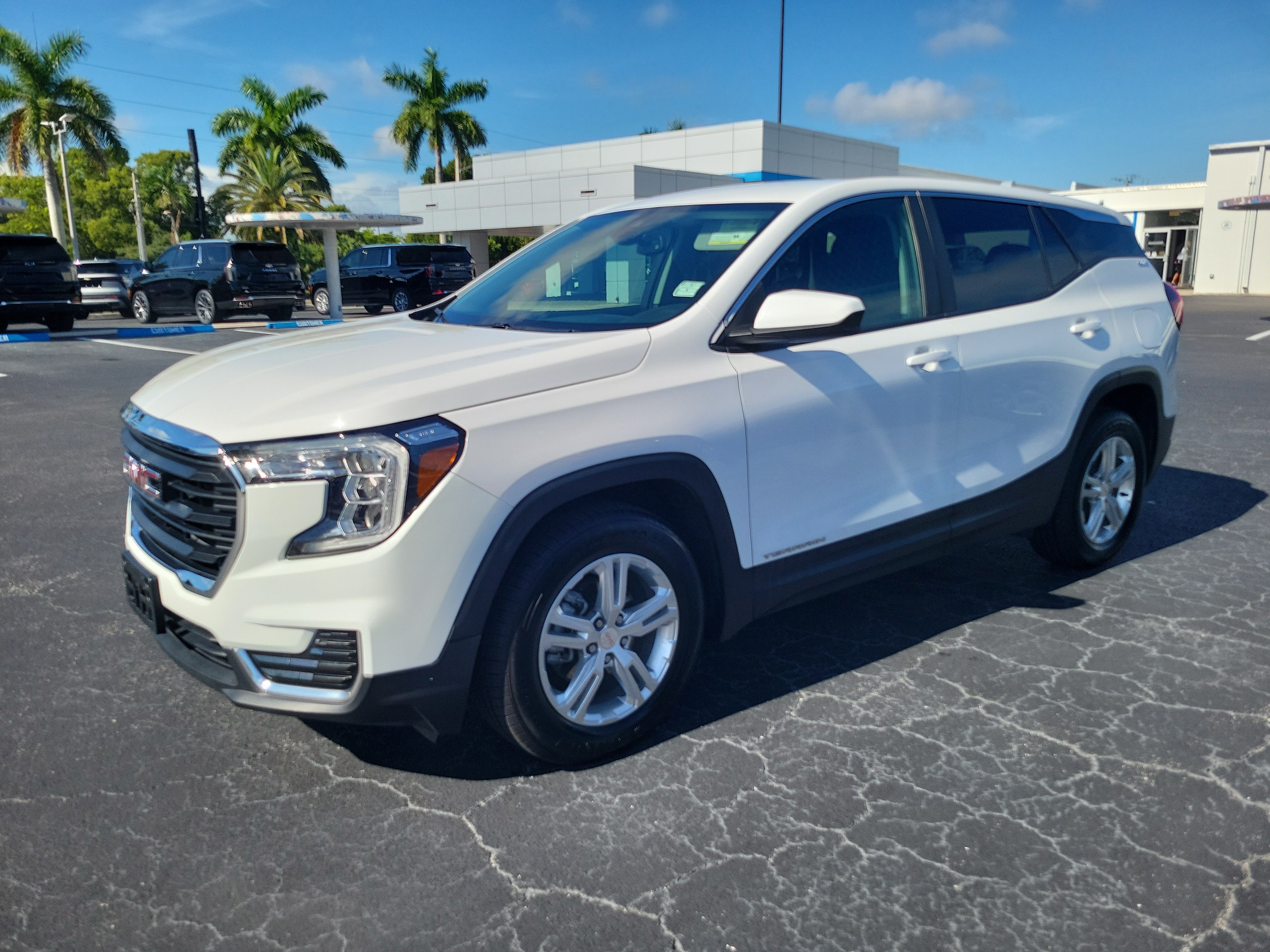 Used 2024 GMC Terrain SLE FWD image 2