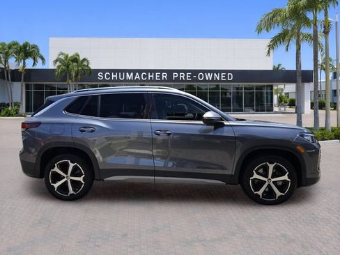 Certified 2025 Volkswagen Tiguan SE w/ Panoramic Sunroof Package AWD/4WD image 8