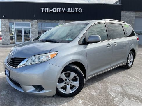 Used 2011 Toyota Sienna LE image 1