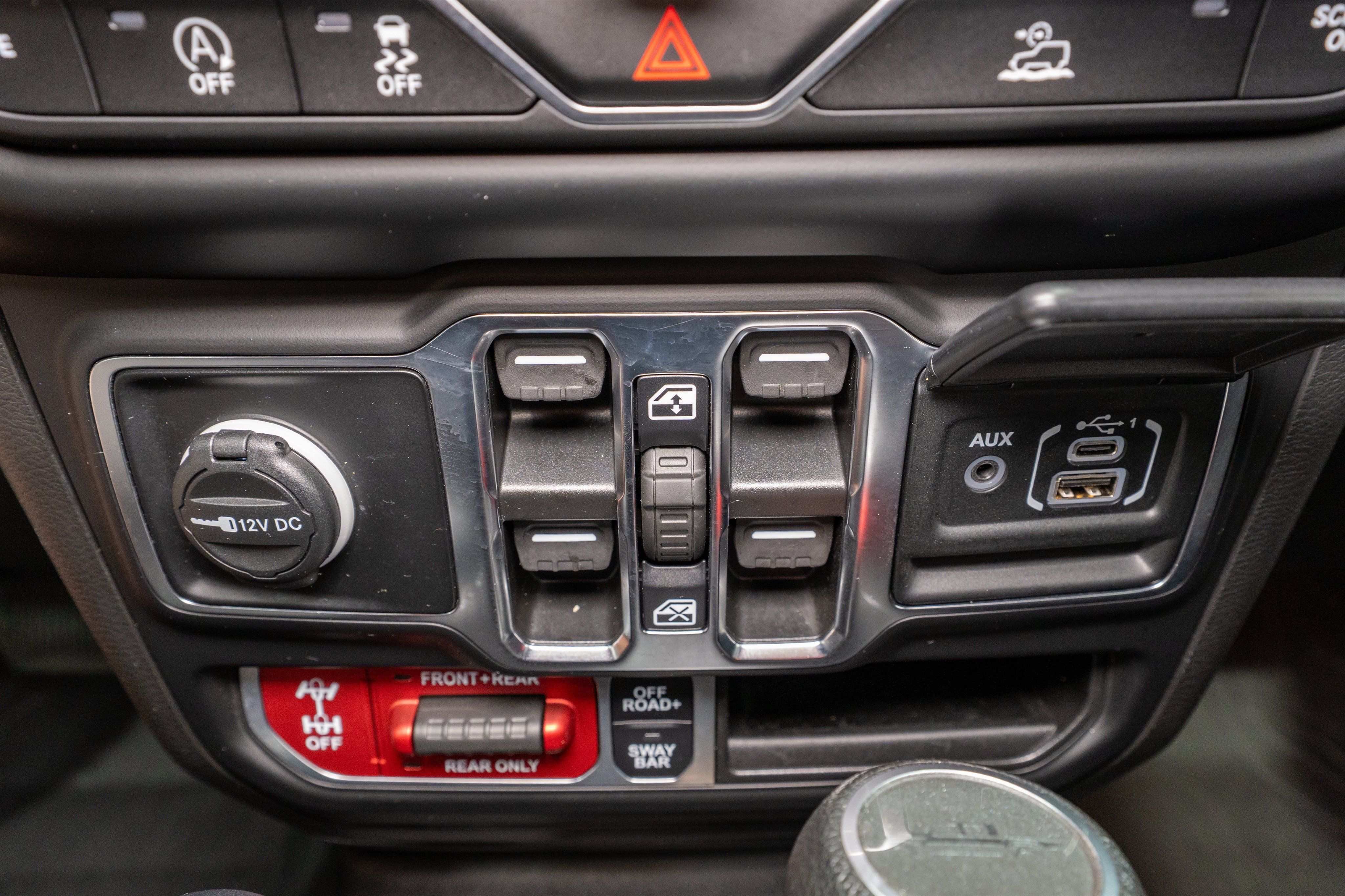 Used 2023 Jeep Gladiator Rubicon w/ Cold Weather Group AWD/4WD image 25