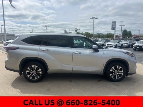 Used 2024 Toyota Highlander XLE AWD/4WD image 5