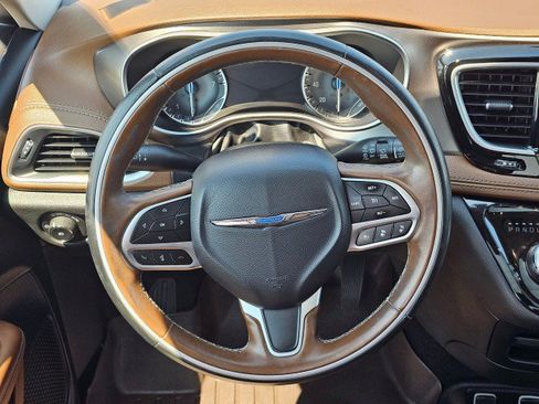Used 2017 Chrysler Pacifica Limited FWD image 25