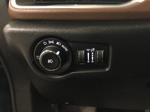 Used 2018 Chrysler Pacifica Limited w/ Tire & Wheel Group FWD image 14