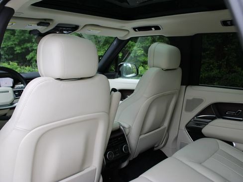 Used 2025 Land Rover Range Rover SE AWD/4WD image 16