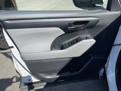Used 2023 Toyota Highlander L FWD image 3
