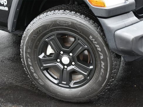 Used 2018 Jeep Wrangler Sport image 3