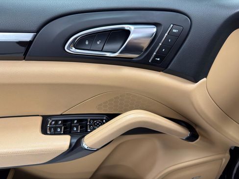 Used 2018 Porsche Cayenne Platinum Edition w/ Premium Package Plus image 15