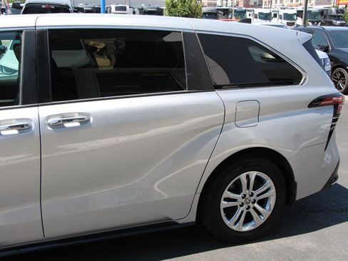 Used 2021 Toyota Sienna XSE AWD/4WD image 6