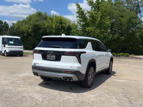Used 2024 Chevrolet Traverse LT FWD image 8