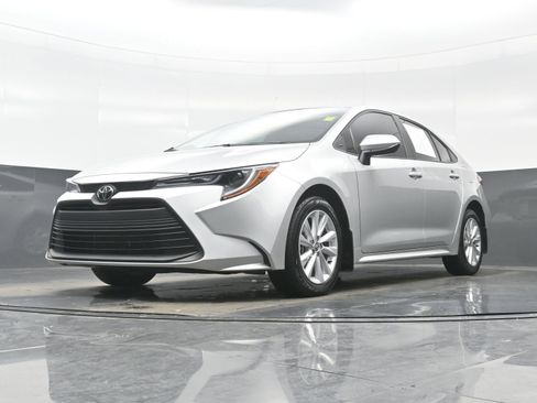 Used 2025 Toyota Corolla LE w/ LE Premium Package image 25