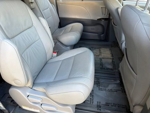Used 2017 Toyota Sienna XLE Premium FWD image 23
