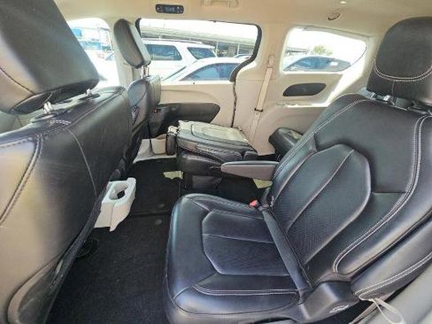 Used 2023 Chrysler Pacifica Touring-L image 4