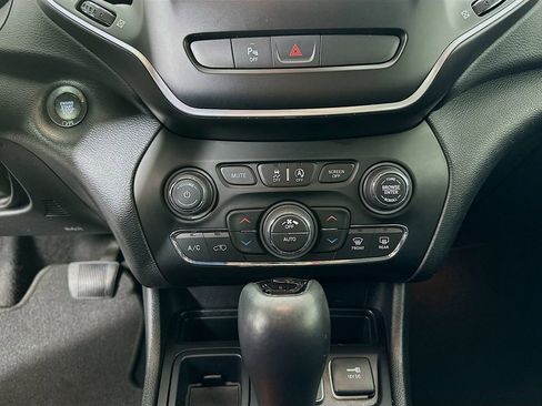 Used 2019 Jeep Cherokee Altitude image 15