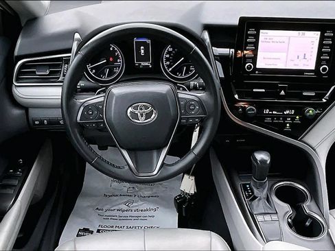 Used 2022 Toyota Camry SE FWD image 6