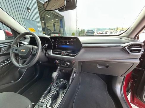 Used 2025 Chevrolet TrailBlazer LT AWD/4WD image 29
